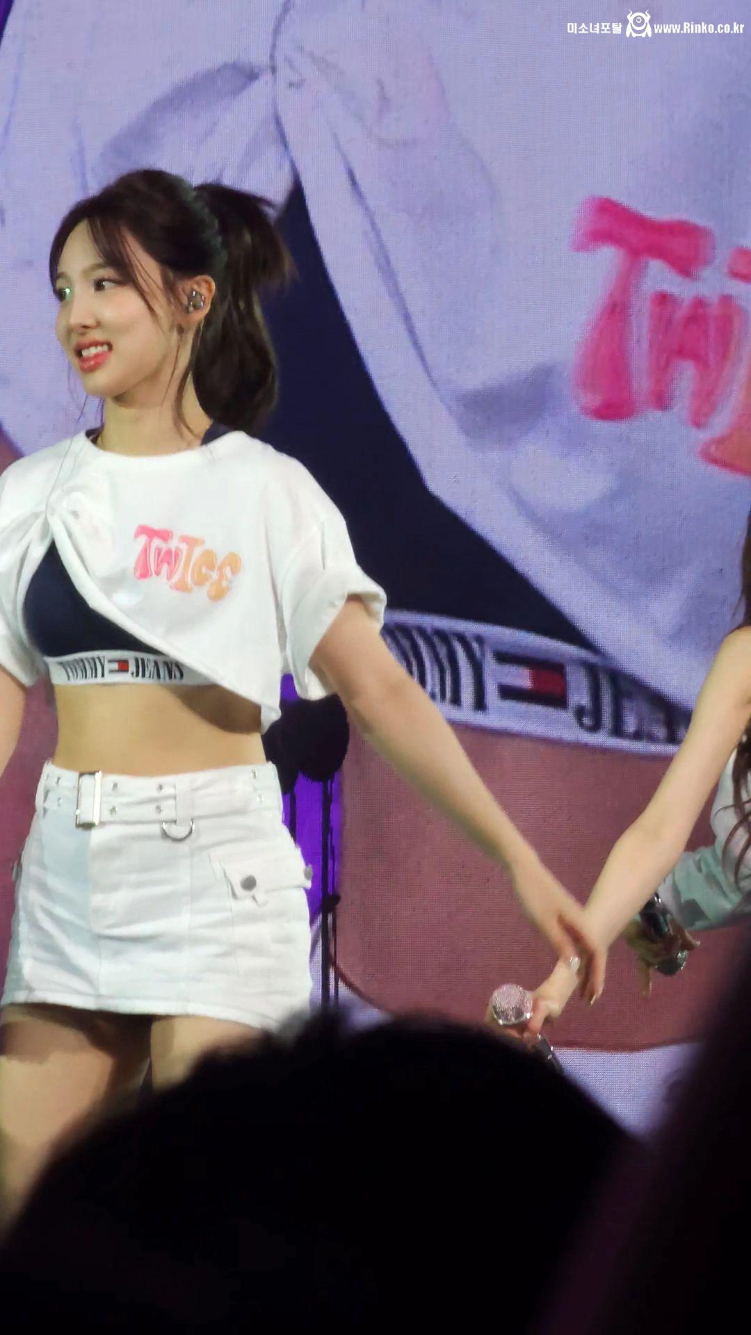 타이트한 원피스 엉덩이 웨이브 트와이스 나연