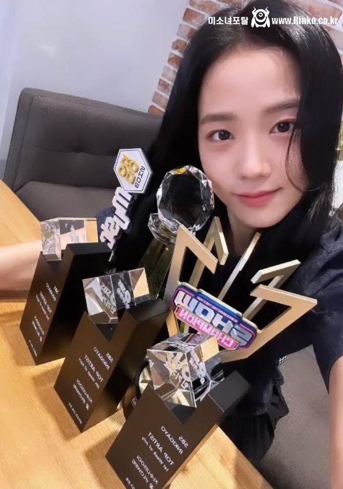 팬들한테 솔로활동 트로피 자랑하는 블랙핑크 지수