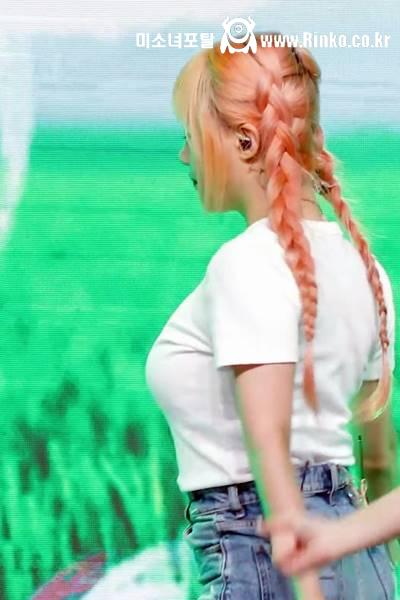 묵직한 흰티 타이트한 청 핫팬츠 엉덩이 시그니처 지원