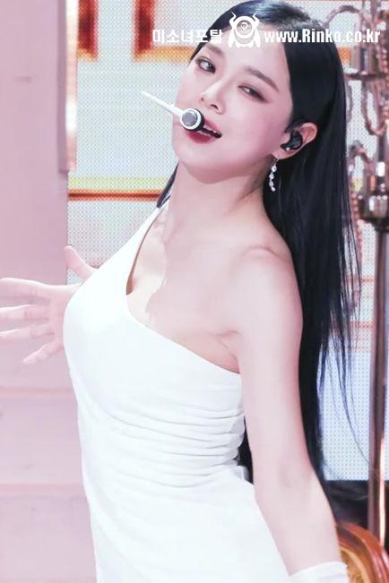 틈새 보이는 김세정