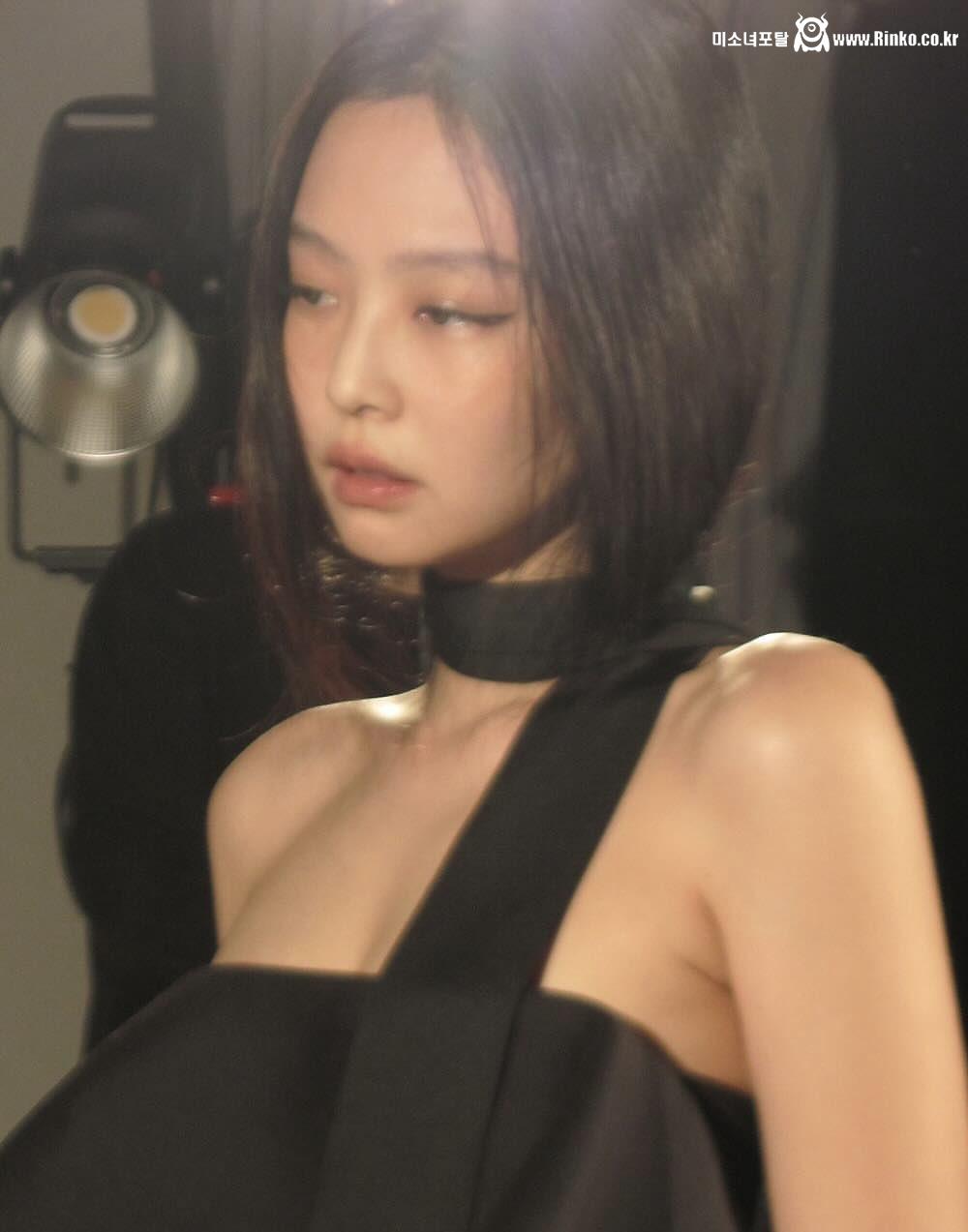 블랙핑크 제니 신상화보 겨드랑이_111659_1.jpg