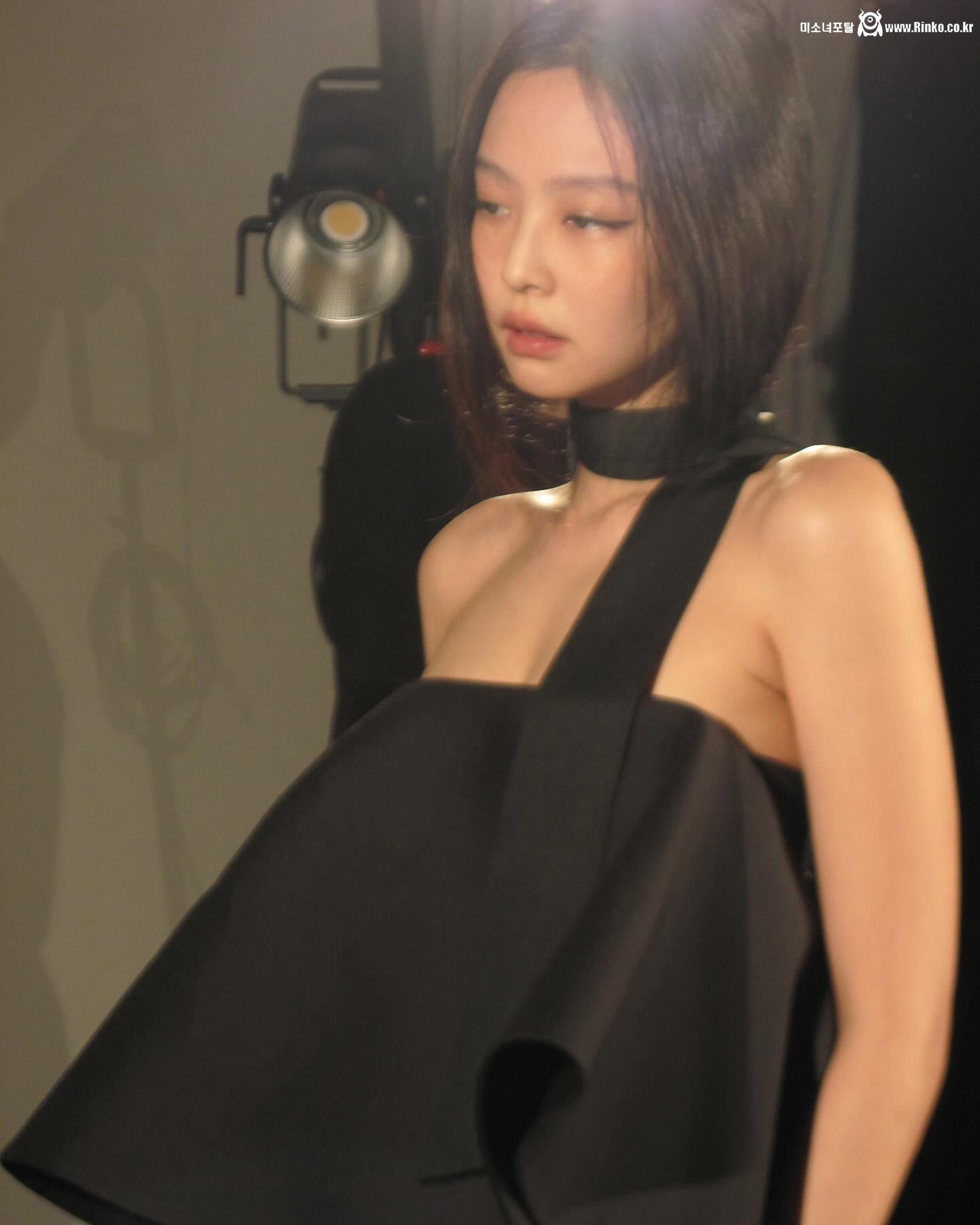 블랙핑크 제니 신상화보 겨드랑이_111659_4.jpg