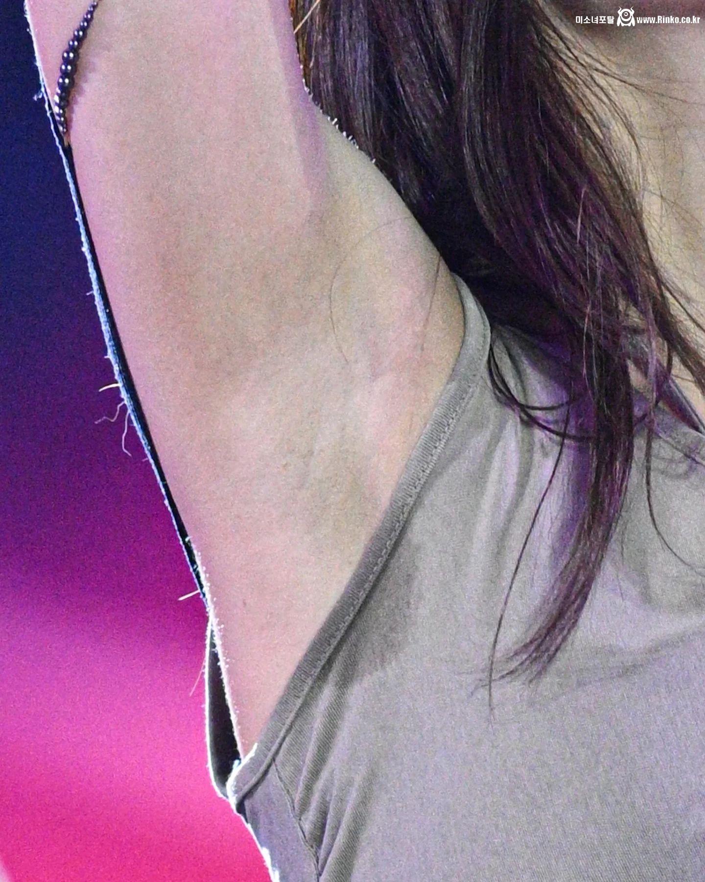 프로미스나인 이나경 확대 겨드랑이_111685_2.jpg