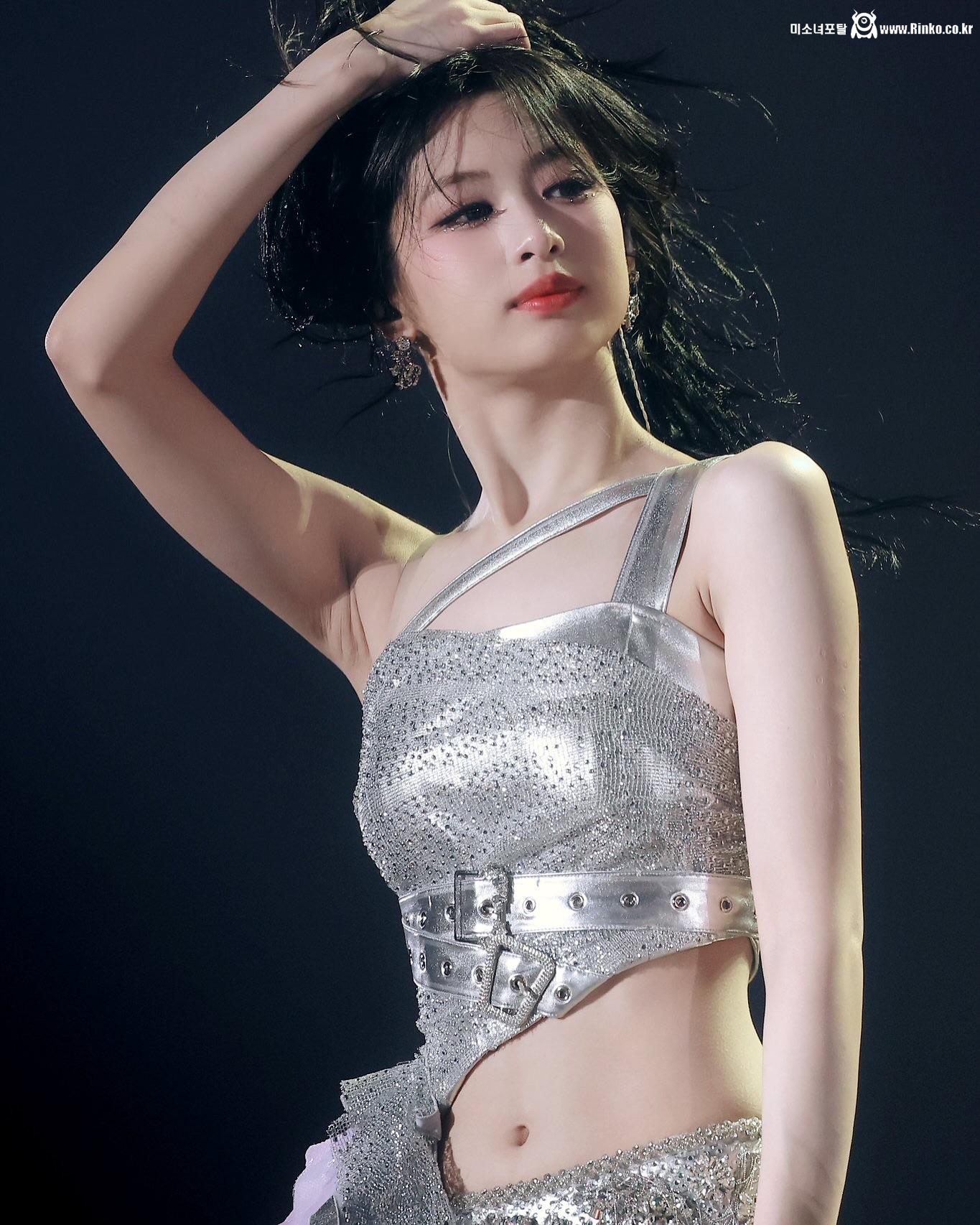 베이비몬스터 아현 겨드랑이_112142_2.jpg