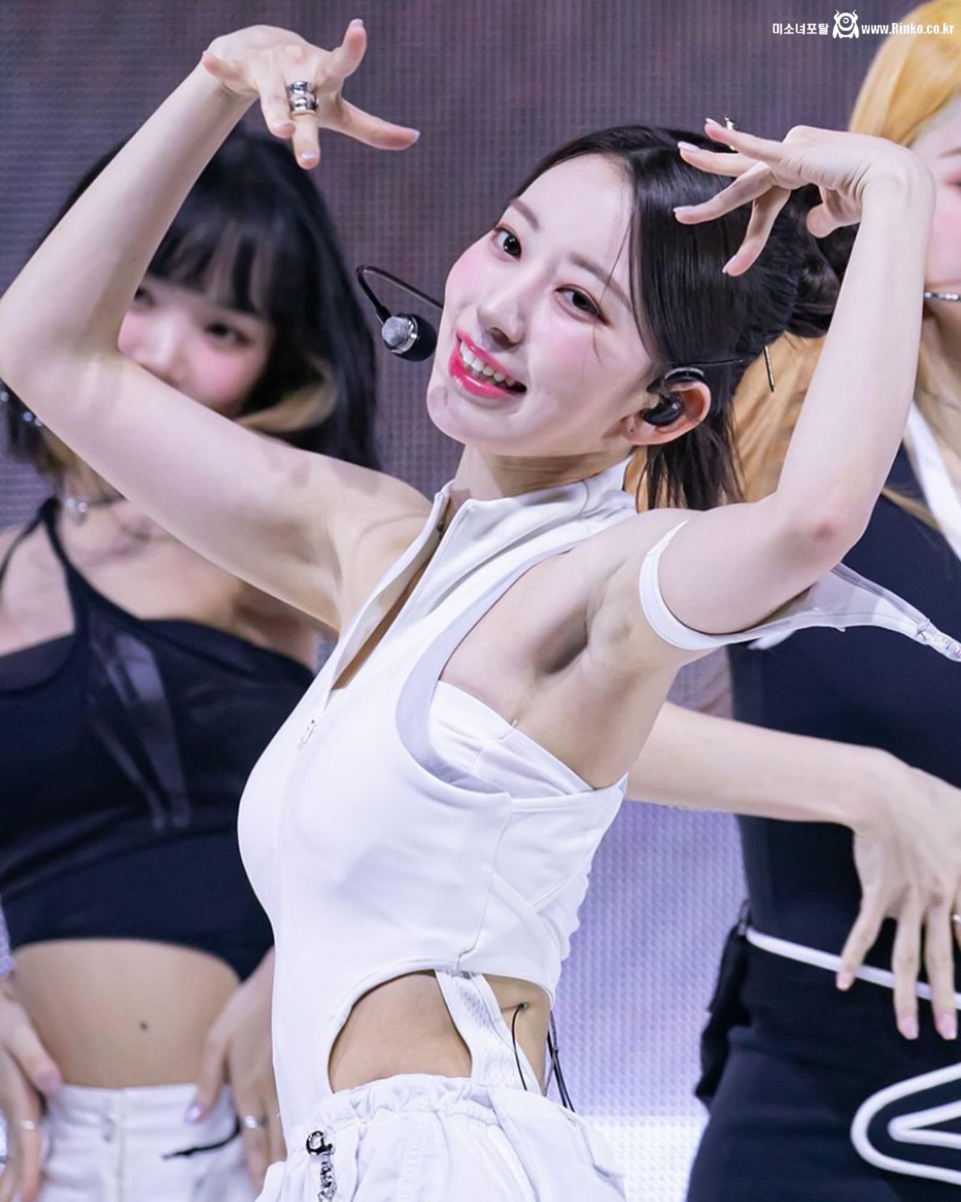 르세라핌 사쿠라 겨드랑이_112187_2.jpg