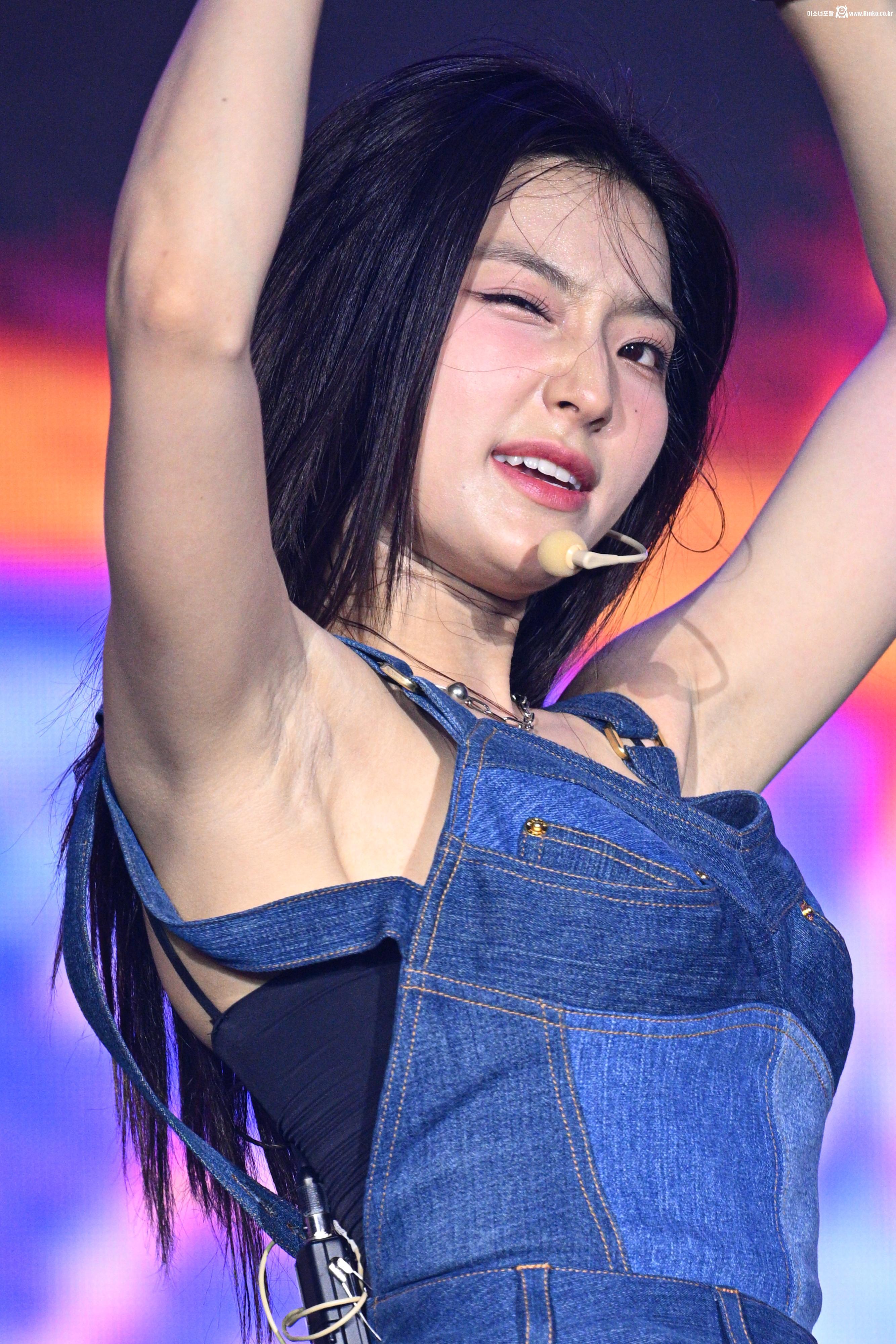 프로미스나인 이새롬 겨드랑이_112312_3.jpg