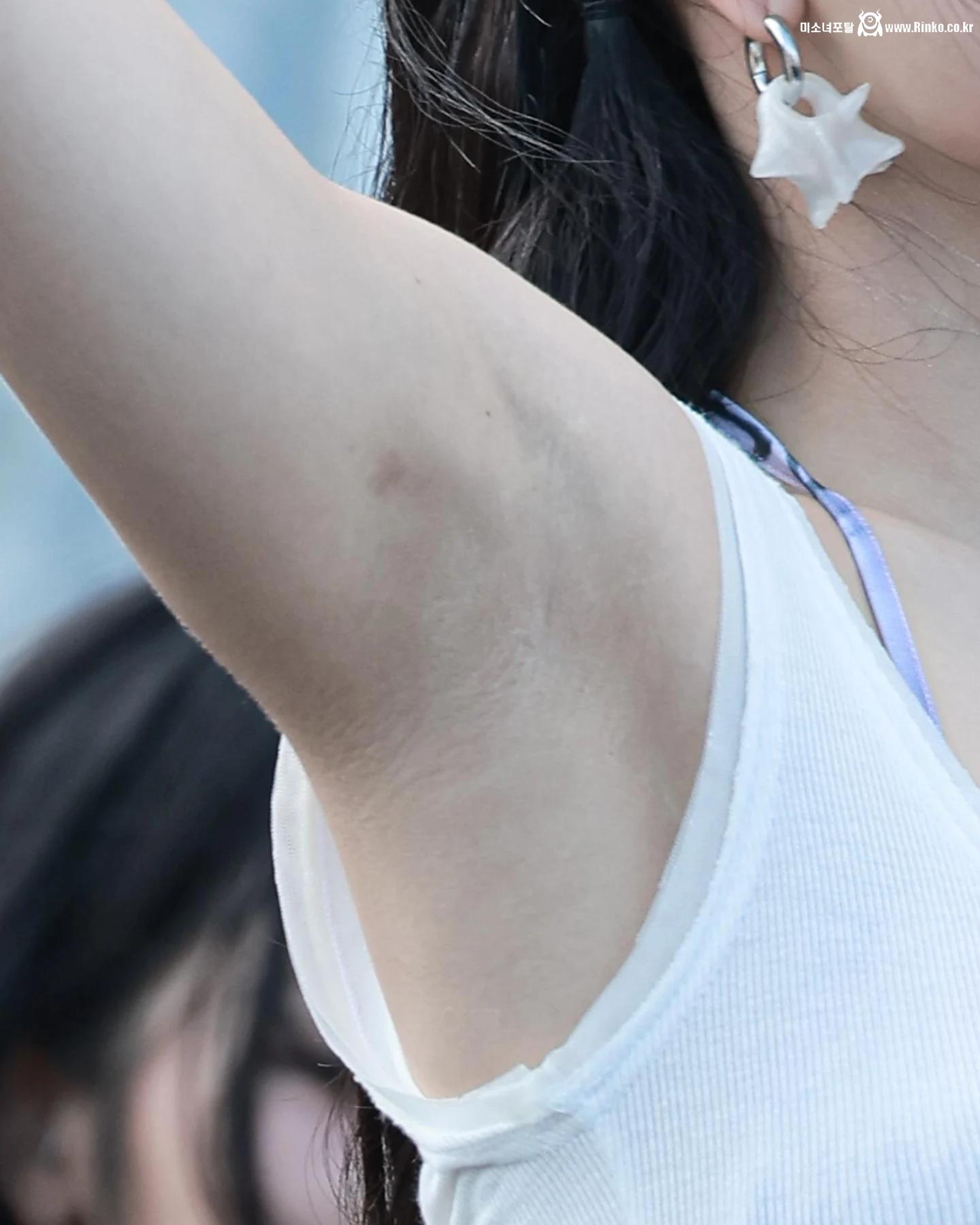 프로미스나인 이서연 확대 겨드랑이_112447_2.webp.jpg