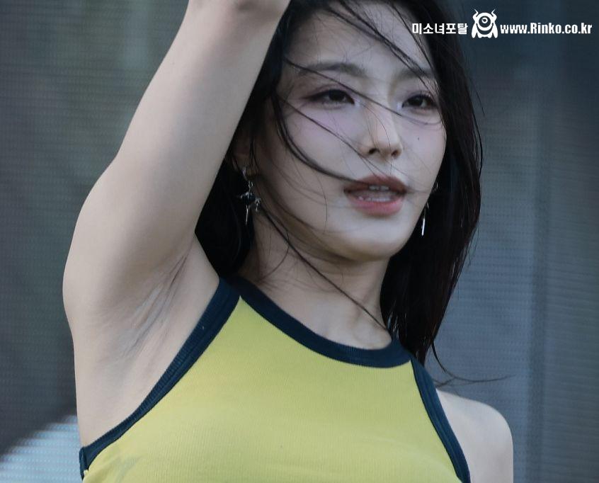 프로미스나인 이새롬 3단 확대 겨드랑이_112634_1.jpg