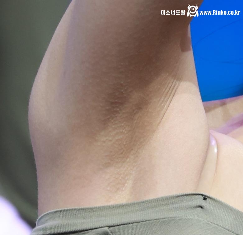프로미스나인 이채영 3단 확대 겨드랑이_112919_2.jpg
