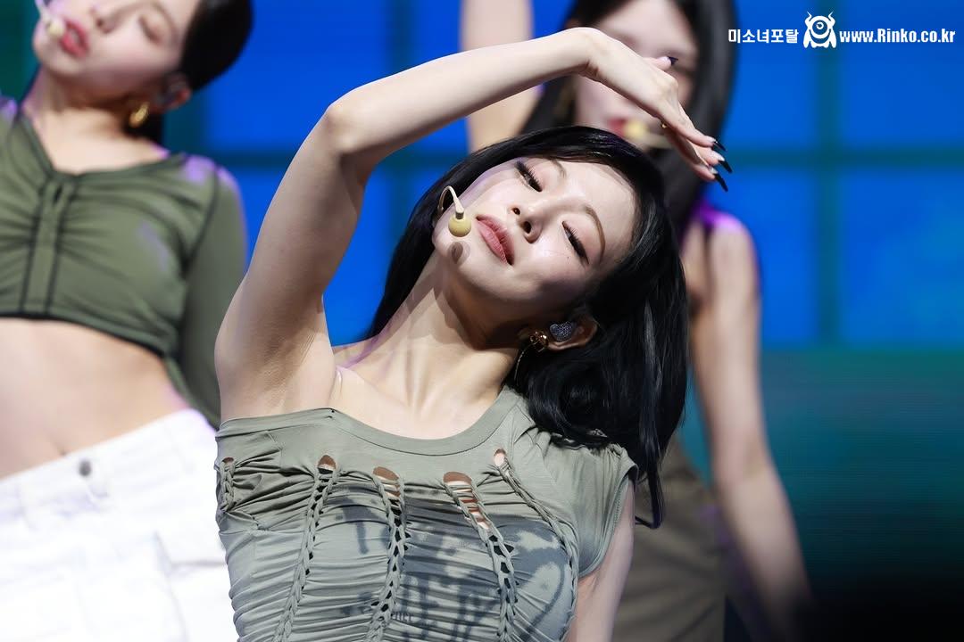 프로미스나인 이채영 3단 확대 겨드랑이_112919_3.jpg