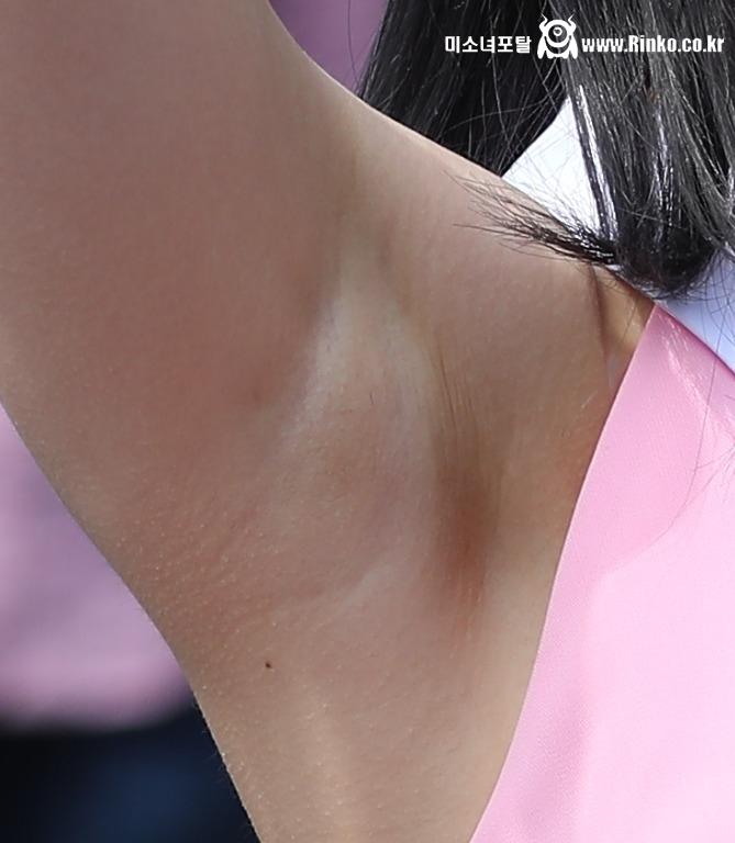 프로미스나인 백지헌 3단 확대 겨드랑이_112986_1.jpg