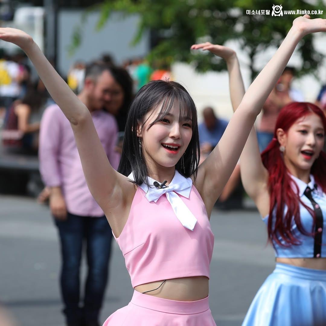 프로미스나인 백지헌 3단 확대 겨드랑이_112986_2.jpg