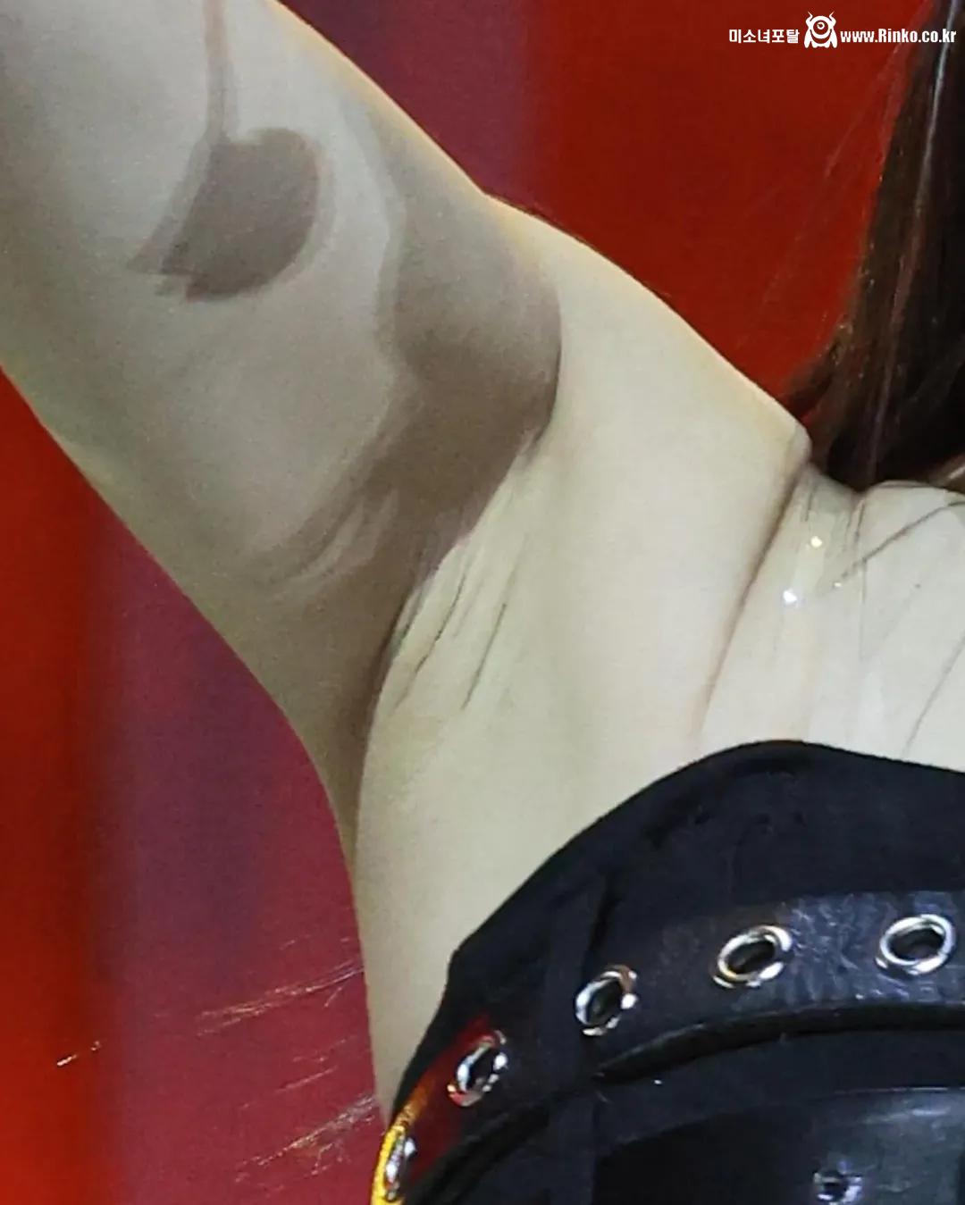 르세라핌 카즈하 확대 겨드랑이_113011_2.jpg