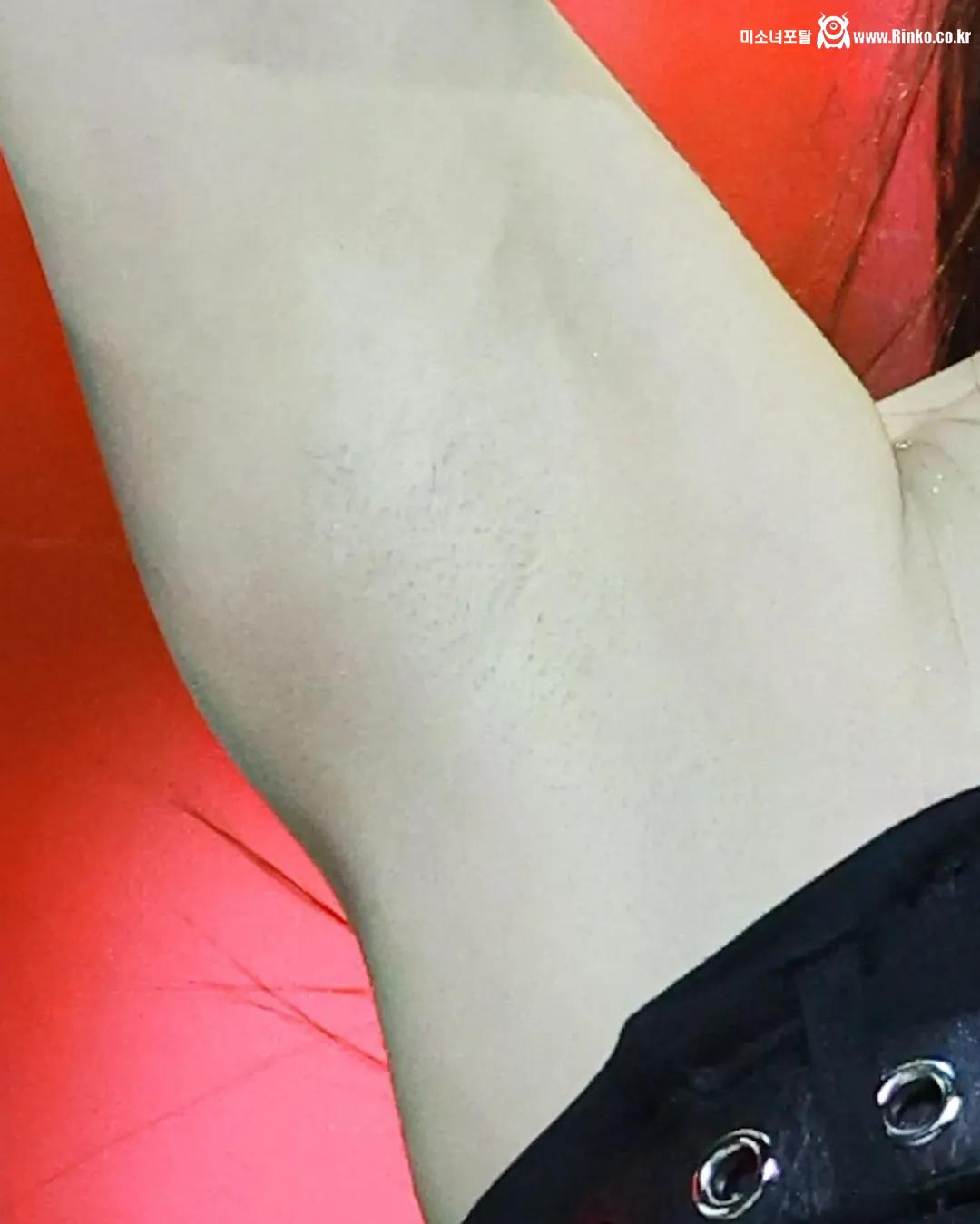 르세라핌 카즈하 확대 겨드랑이_113011_4.jpg