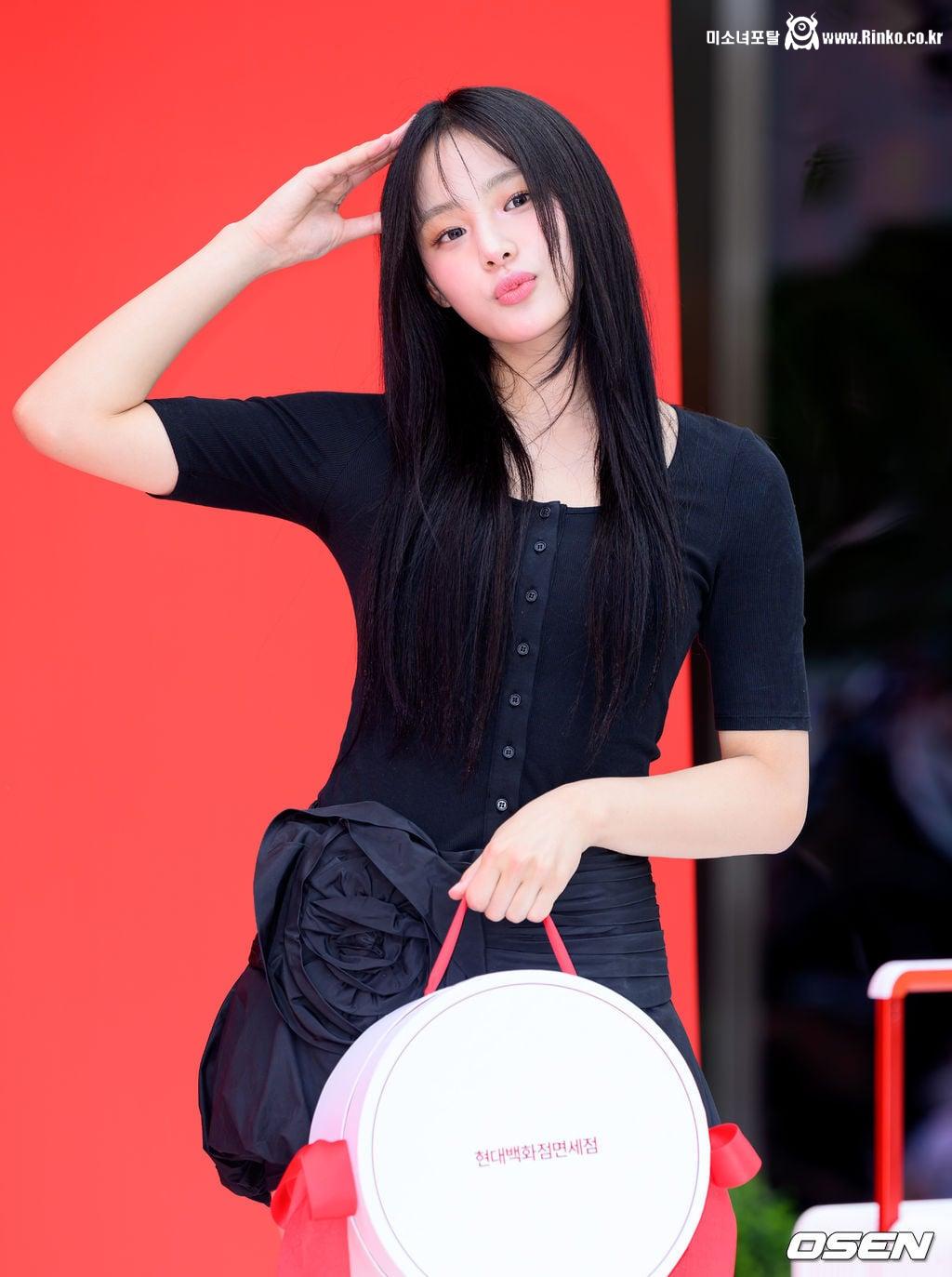 뉴진스 민지 겨땀 16장_113086_16.jpg