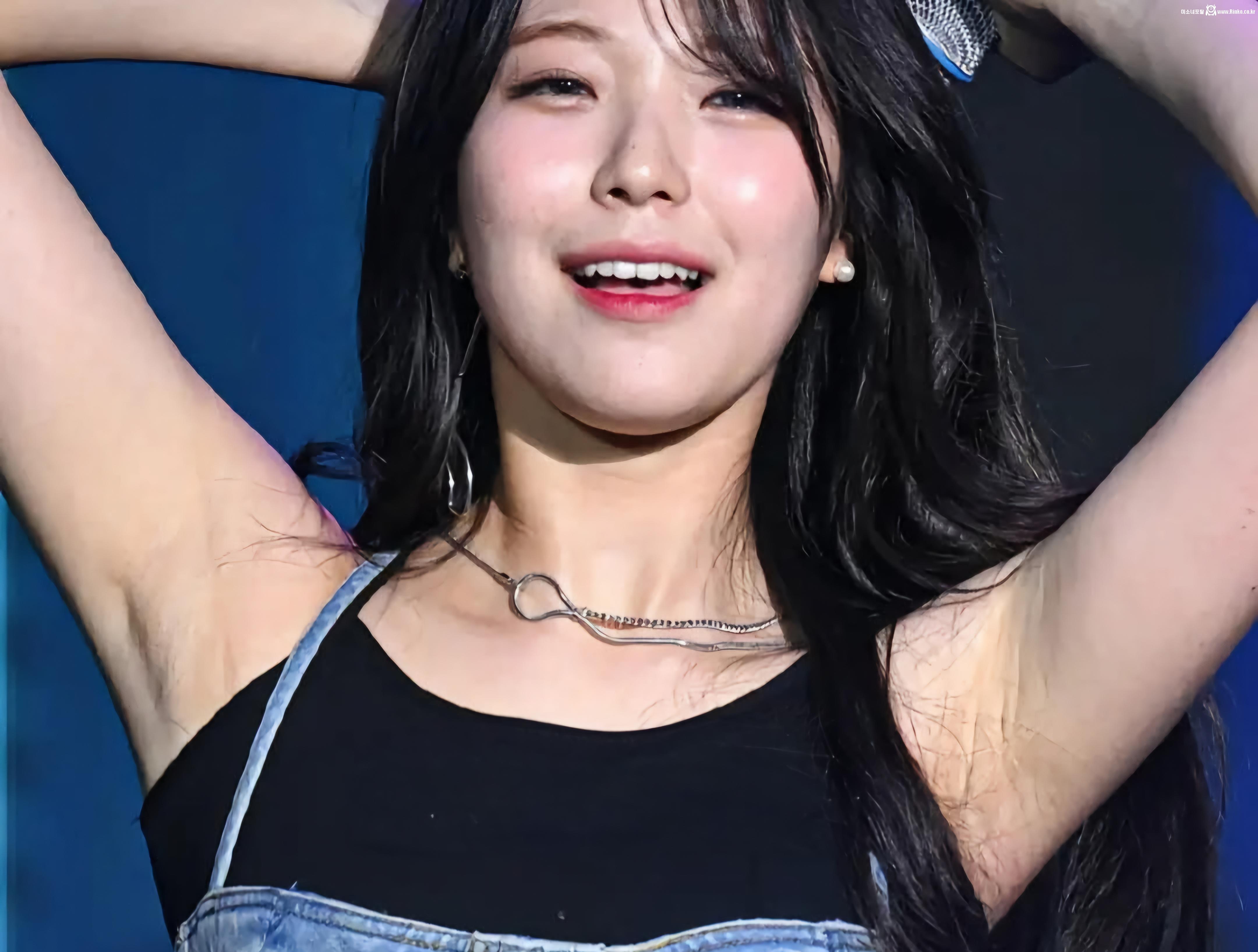 프로미스나인 백지헌 겨드랑이_113123_1.jpg