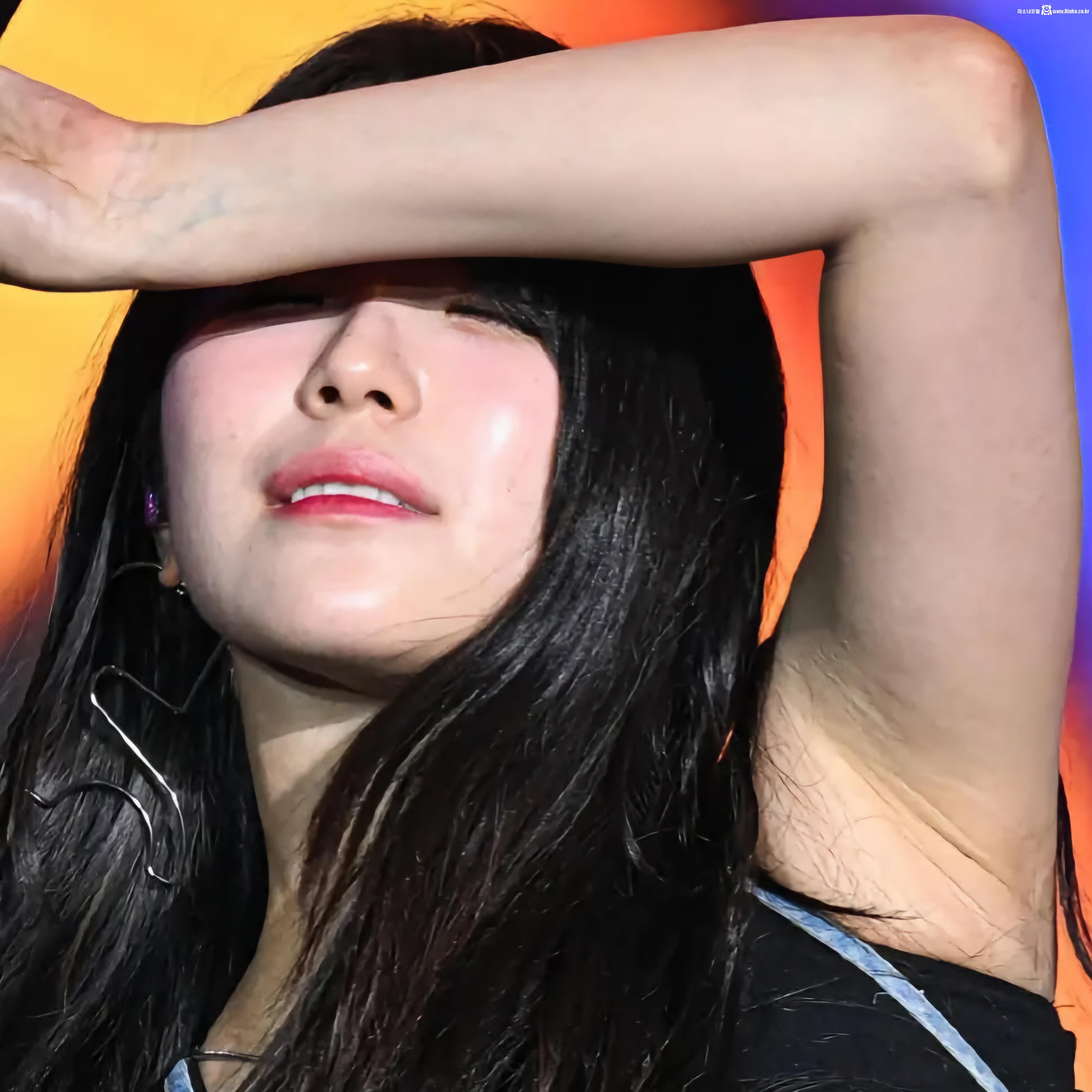 프로미스나인 백지헌 겨드랑이_113123_5.jpg