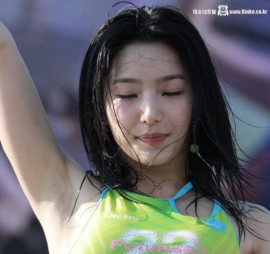 프로미스나인 이새롬 3단 확대 겨드랑이_113318_1.jpg