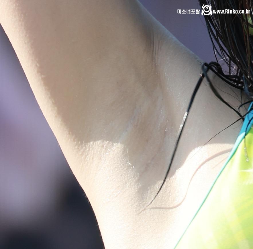 프로미스나인 이새롬 3단 확대 겨드랑이_113318_2.jpg