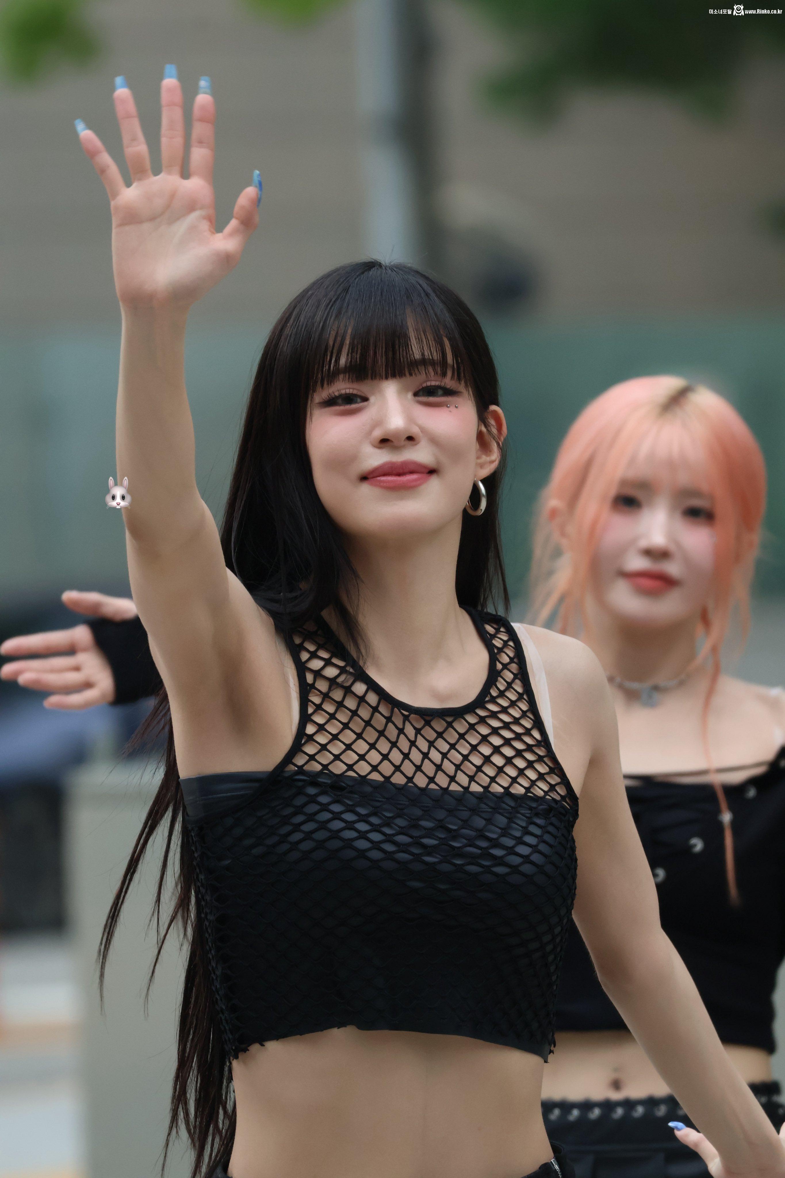 프로미스나인 이채영 겨드랑이_113628_4.jpg