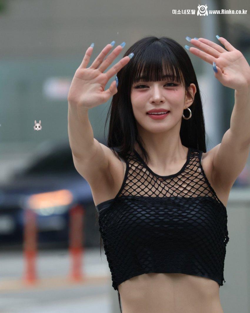 프로미스나인 이채영 겨드랑이_113628_8.jpg