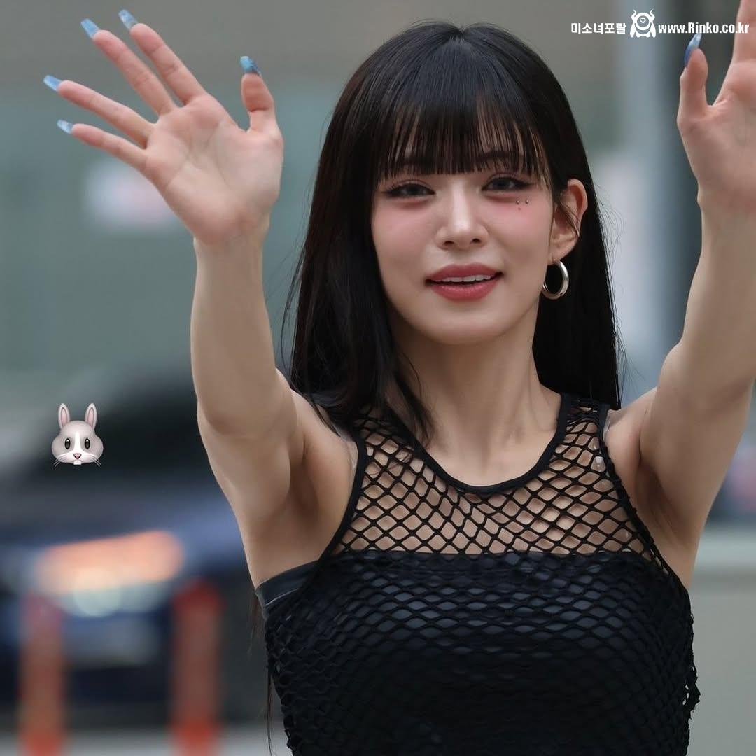 프로미스나인 이채영 겨드랑이_113628_5.jpg