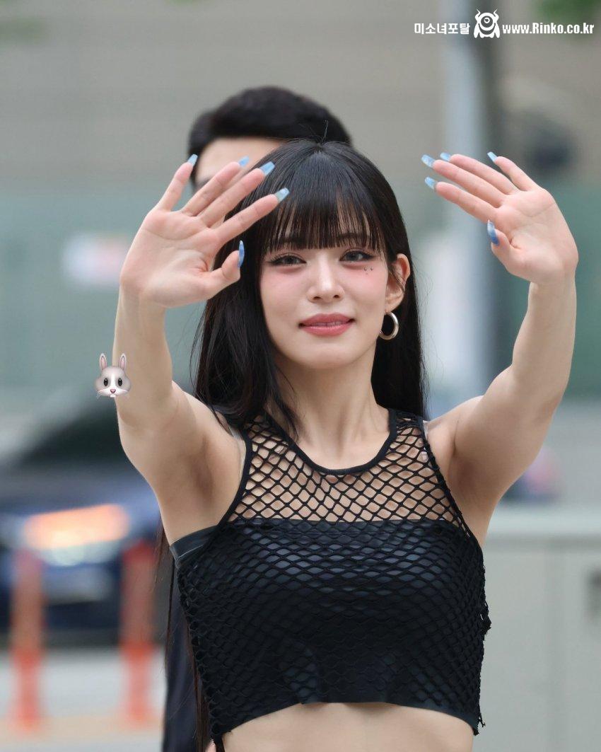 프로미스나인 이채영 겨드랑이_113628_6.jpg