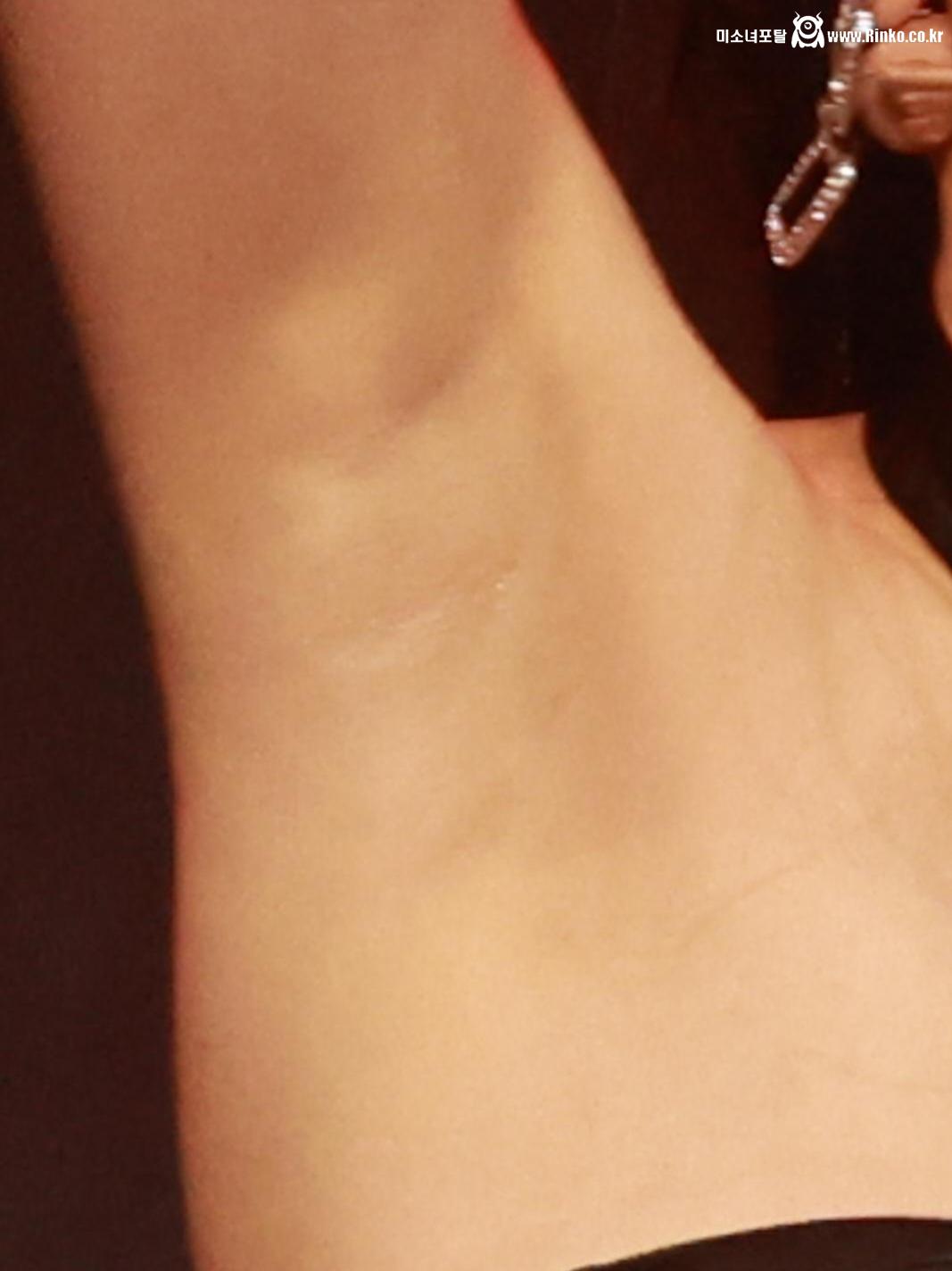 레드벨벳 슬기 3단 확대 겨드랑이_114121_1.jpg