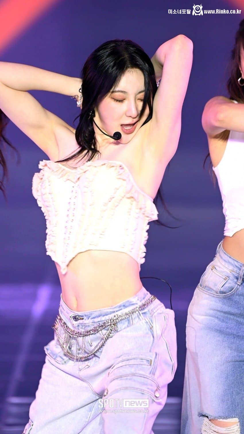 겨드랑이냄새맡는 안무+은근슬겨 추가적인 짤방_114265_2.jpeg