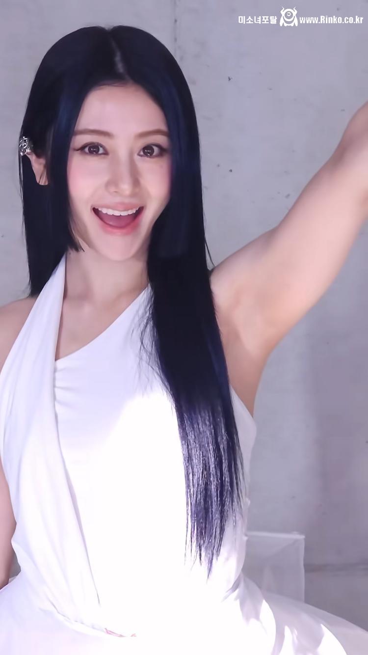 르세라핌 허윤진_114308_2.png.jpg