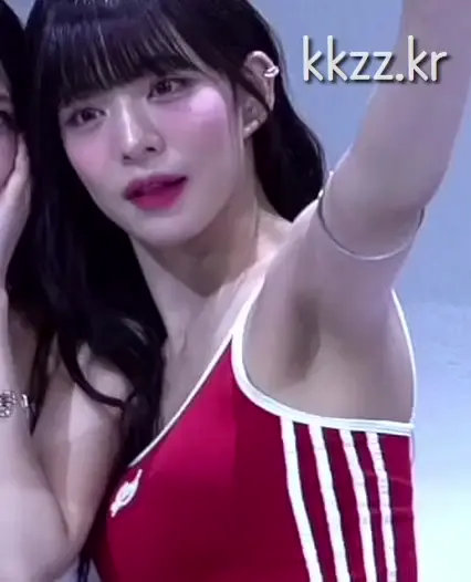 프로미스나인 이채영 겨드랑이_114365_1.webp