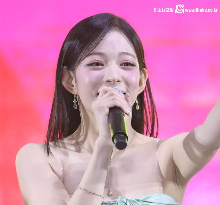 프로미스나인 이채영 3단 확대 겨드랑이_114489_1.jpg