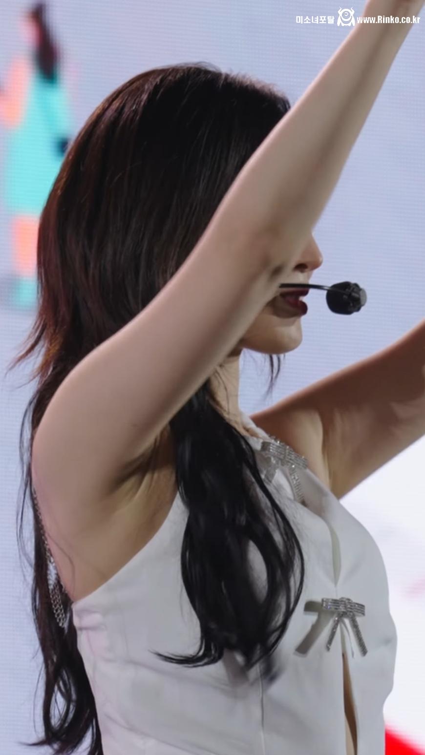 이달의소녀 아르테미스 하슬 겨드랑이_114478_2.jpg