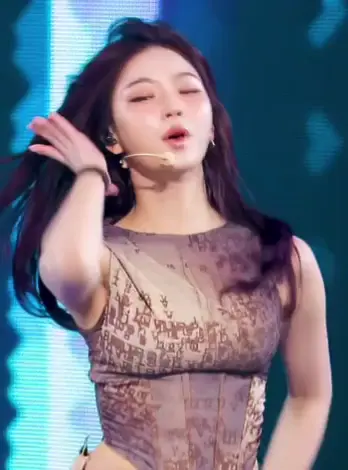 스테이씨 아이사 겨드랑이_114632_1.webp