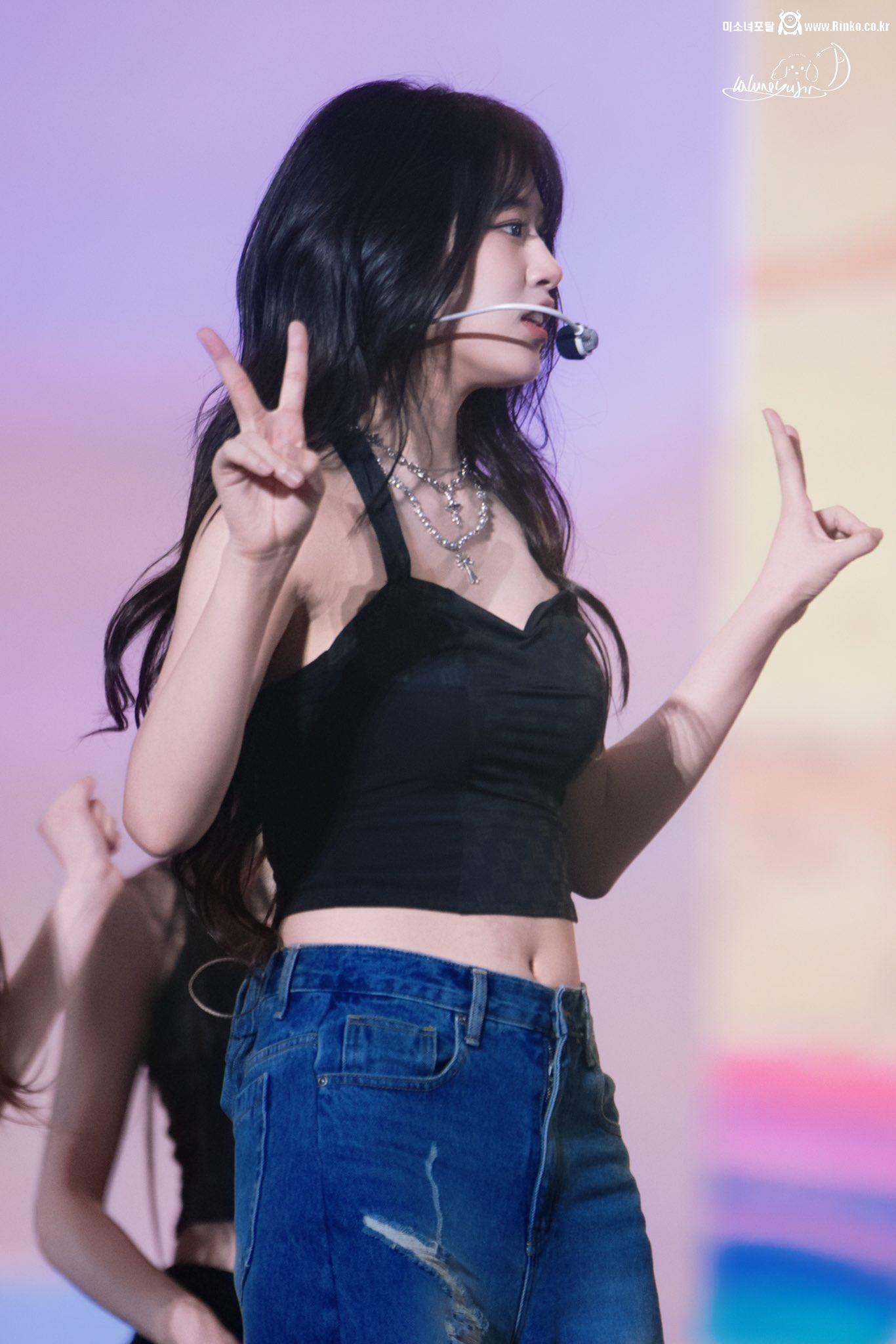 250405 안유진 장원영 가을_114776_11.jpg