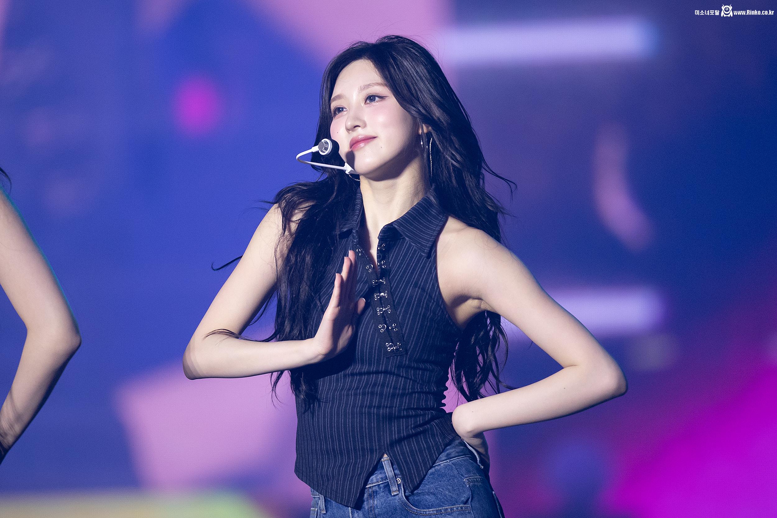 250405 안유진 장원영 가을_114776_9.jpg