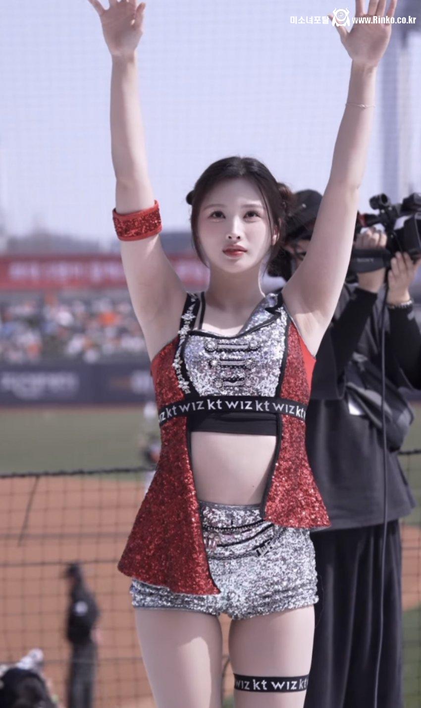 KT위즈 김정원 치어리더_114767_2.jpeg