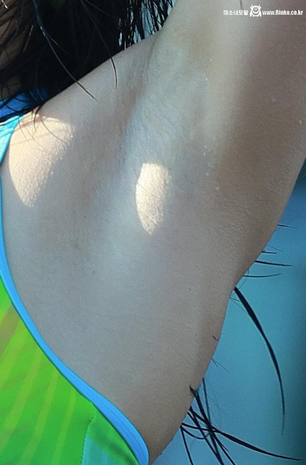 프로미스나인 이새롬 3단 확대 겨드랑이_114875_1.jpg