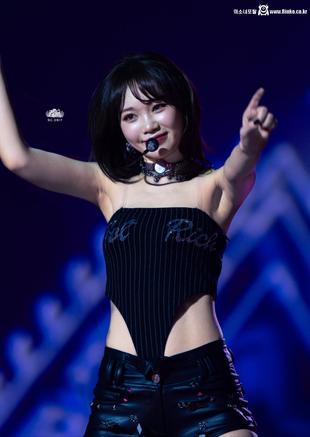 르세라핌 김채원 겨드랑이 (250419)_115390_4.jpg