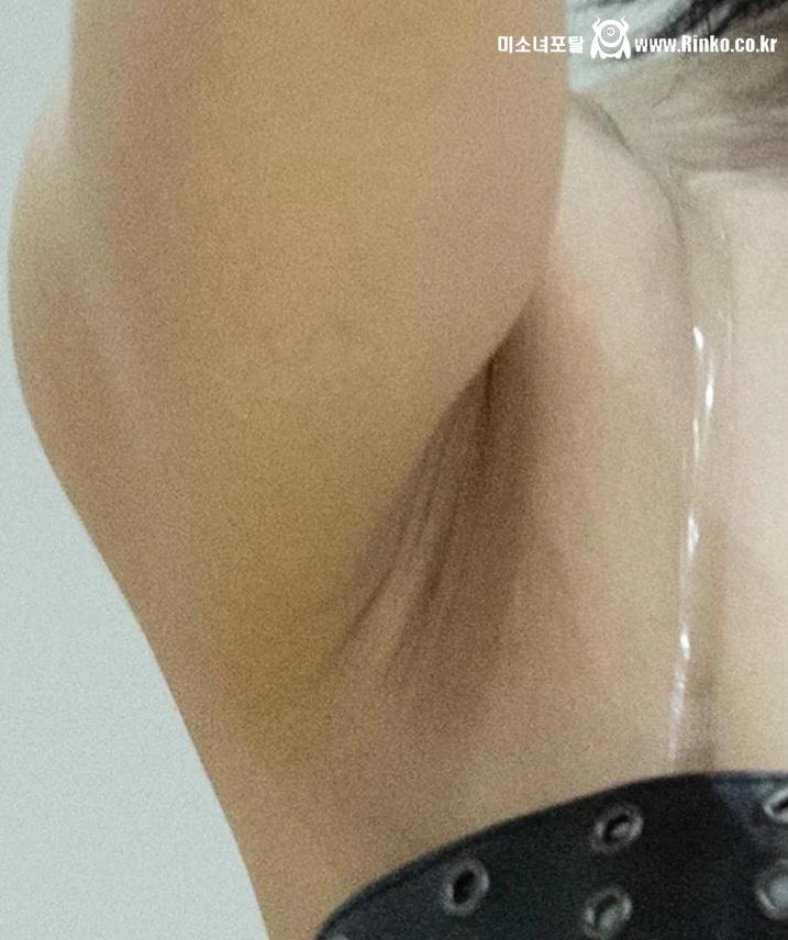 프로미스나인 이채영 확대 겨드랑이_115343_2.jpg