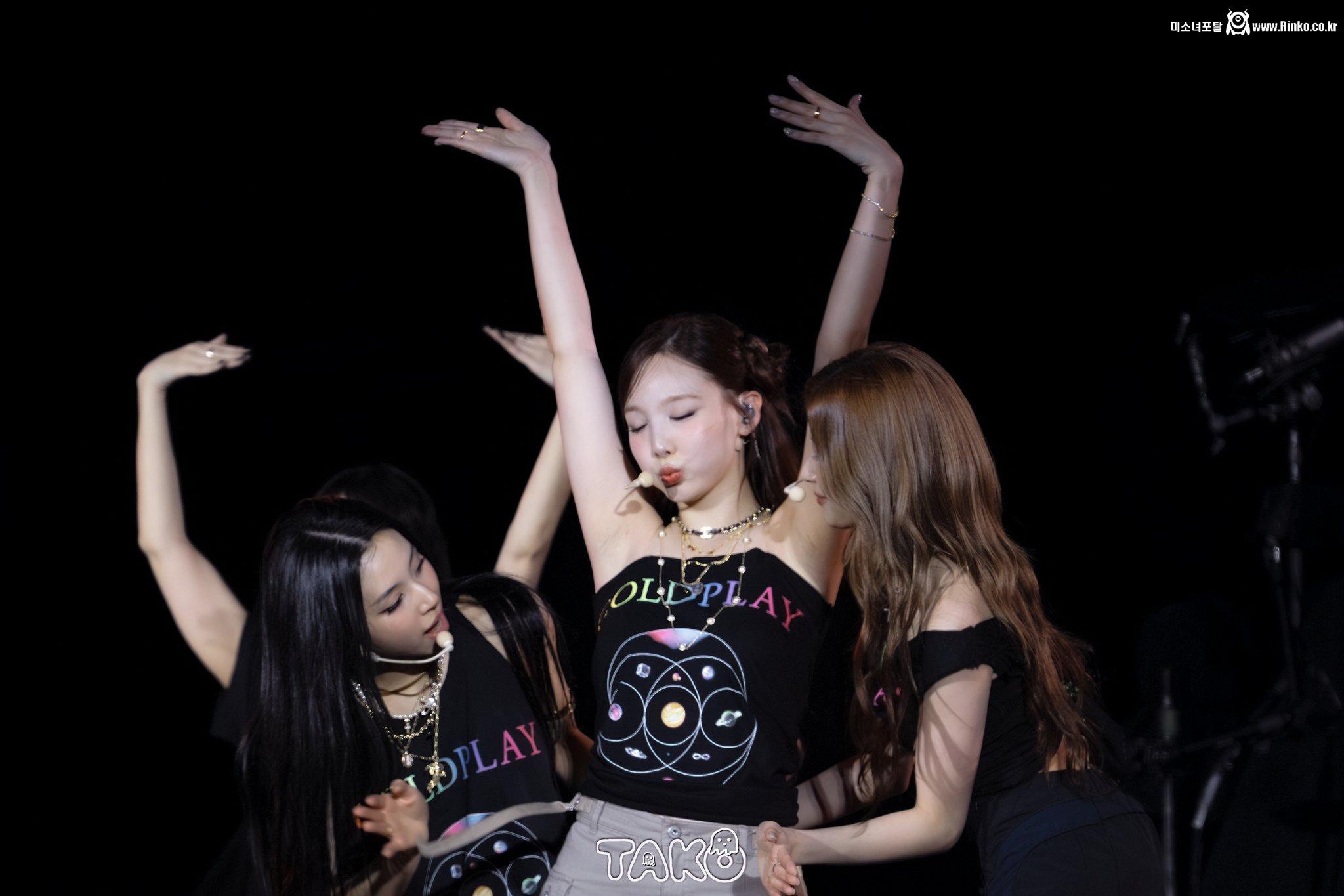 나연 겨 냄새 맡는 사나_115551_2.jpg