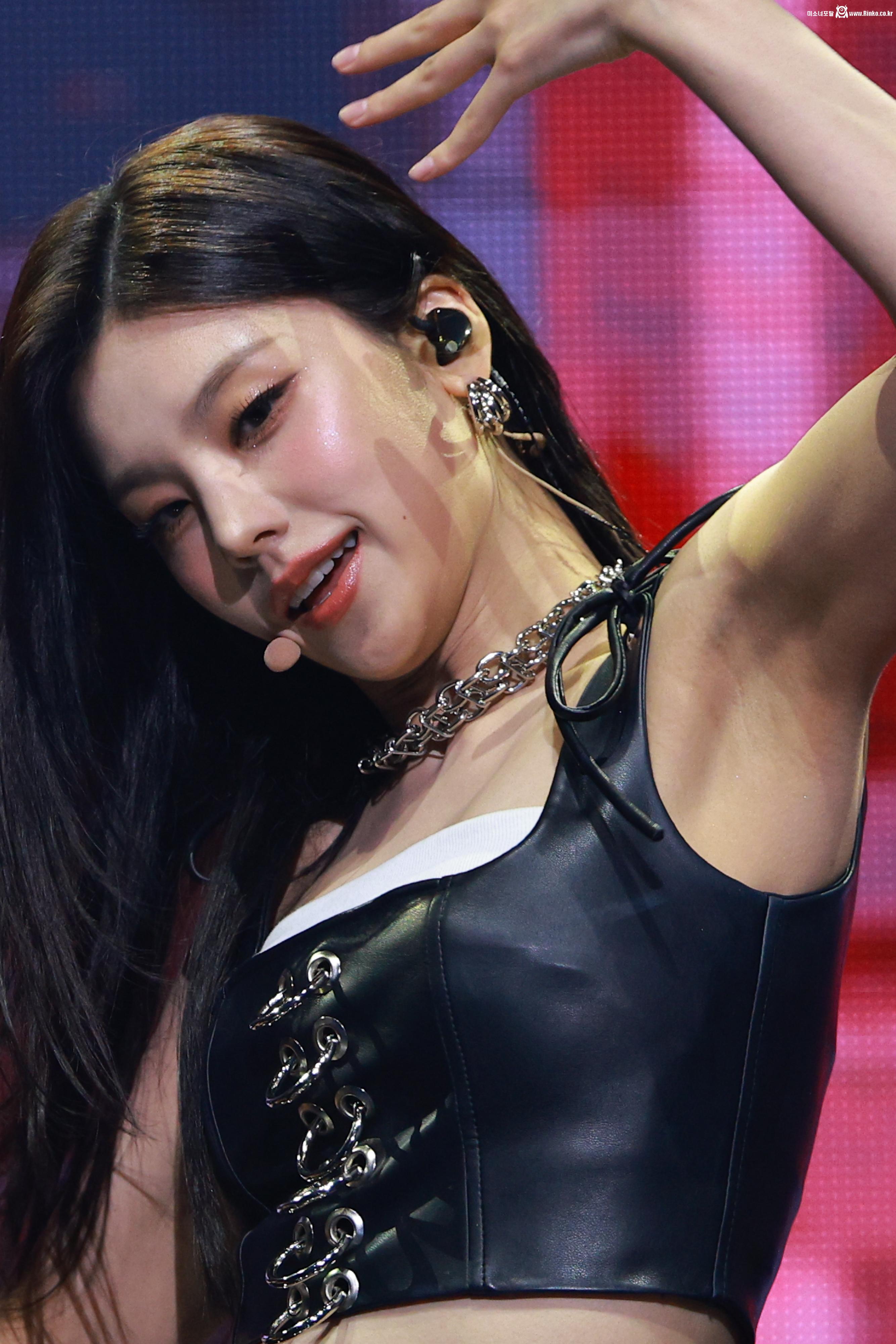 있지 예지 확대 겨드랑이_115724_3.jpg