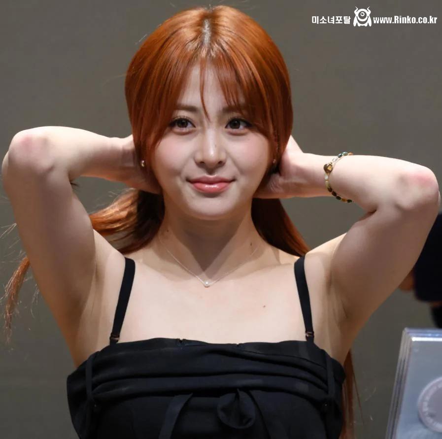 르세라핌 허윤진 겨드랑이_115888_1.webp.jpg