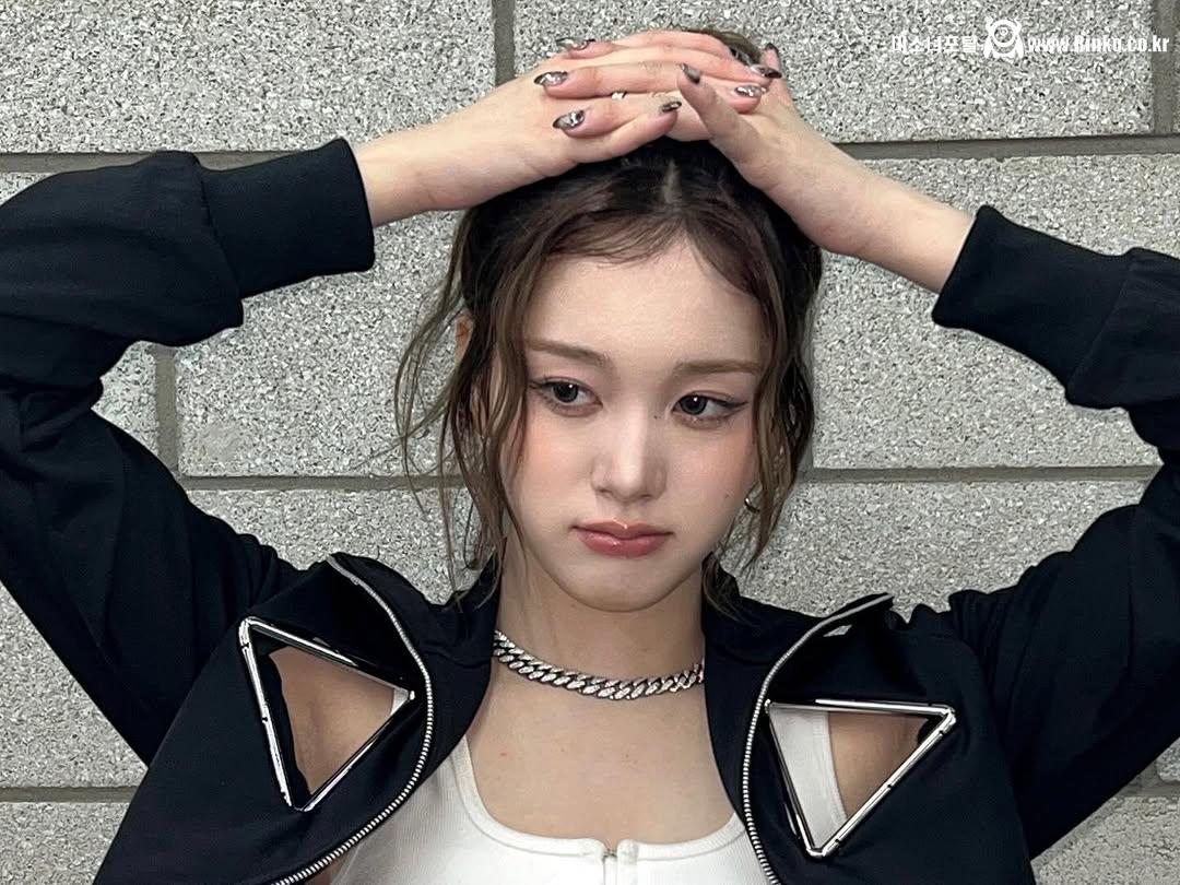 스테이씨 재이 겨드랑이 노출 옷_116290_1.jpg