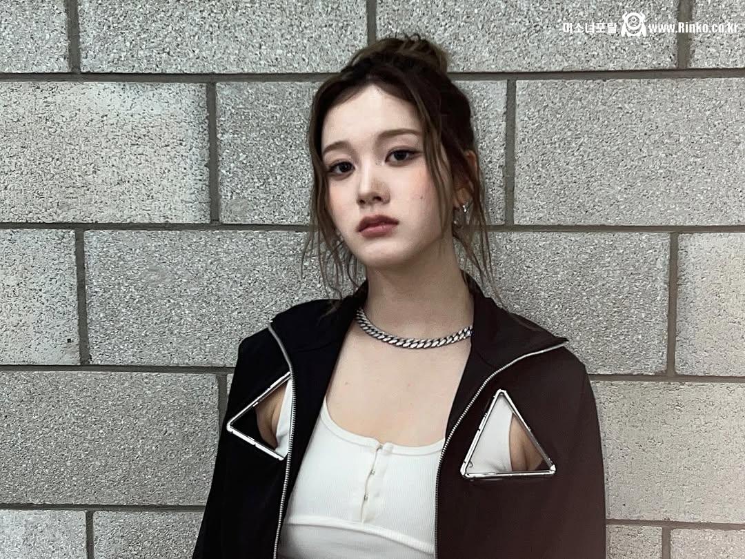 스테이씨 재이 겨드랑이 노출 옷_116290_3.jpg