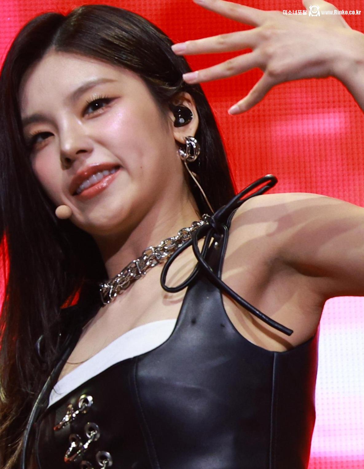 있지 채령 예지 확대 겨드랑이_116762_1.jpg