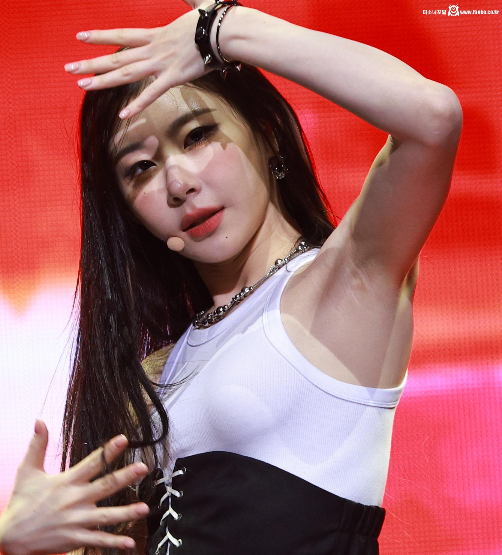 있지 채령 예지 확대 겨드랑이_116762_4.jpg