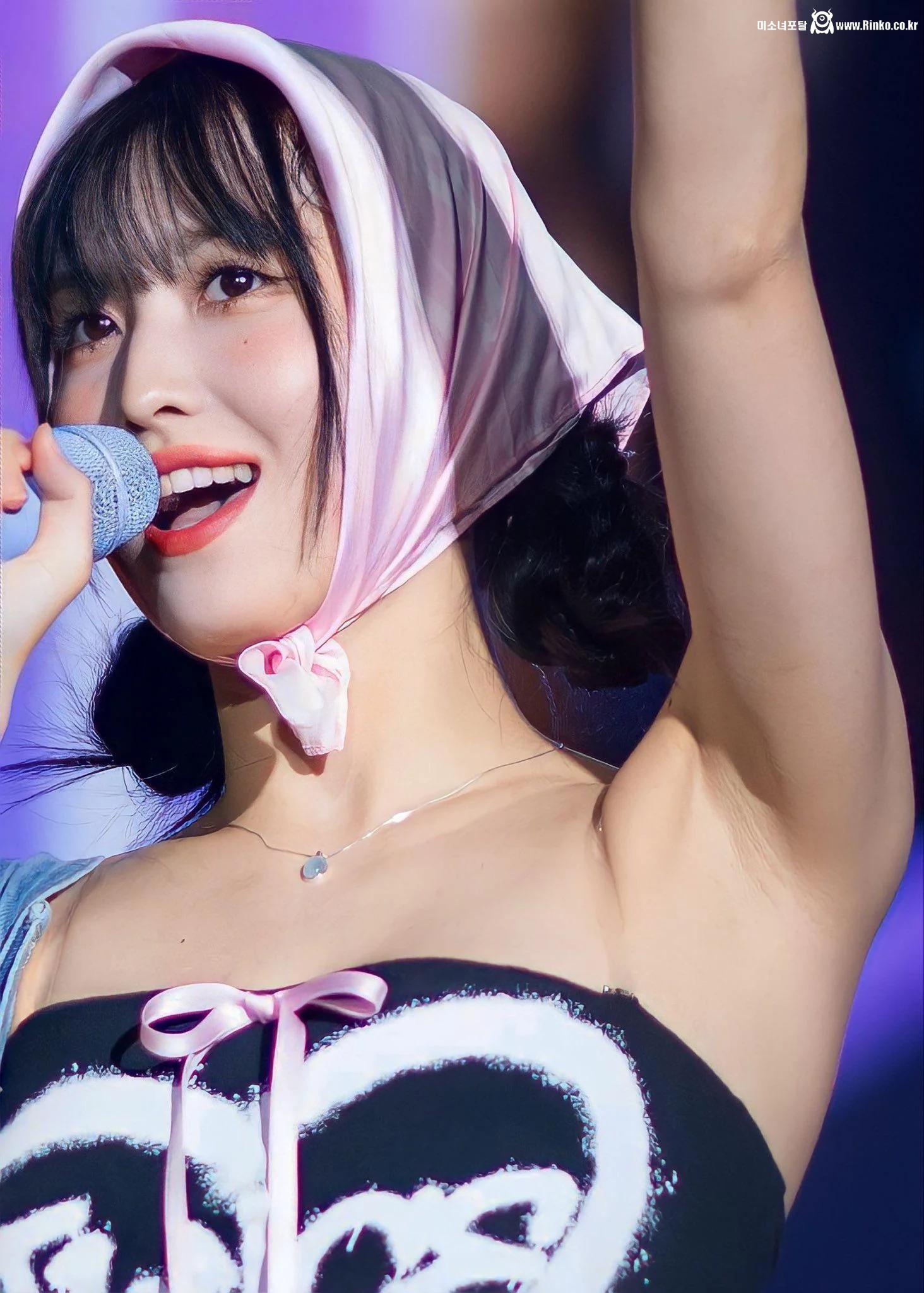 트와이스 모모 확대 겨드랑이_116804_2.webp.jpg