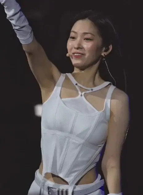 있지 류진 겨드랑이_116855_2.webp