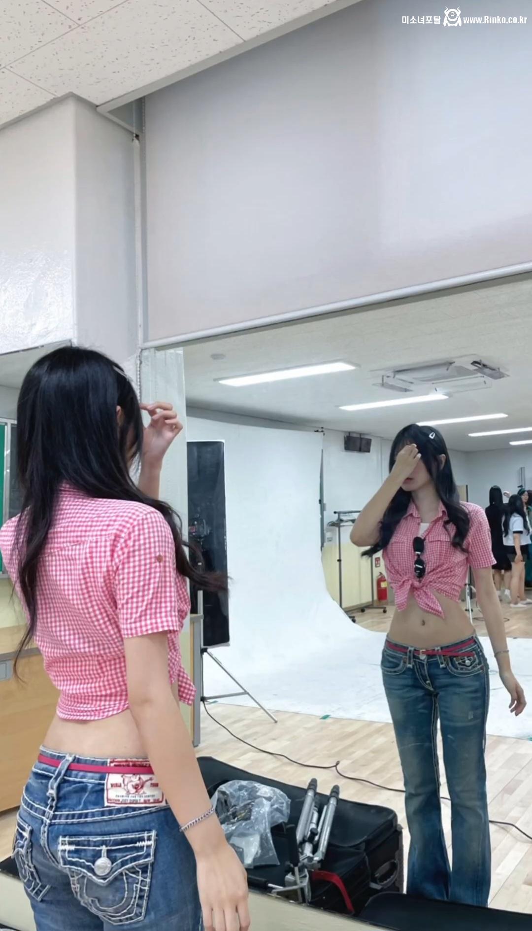 크롭티 입은 여자 뒷모습_33812_3.jpg